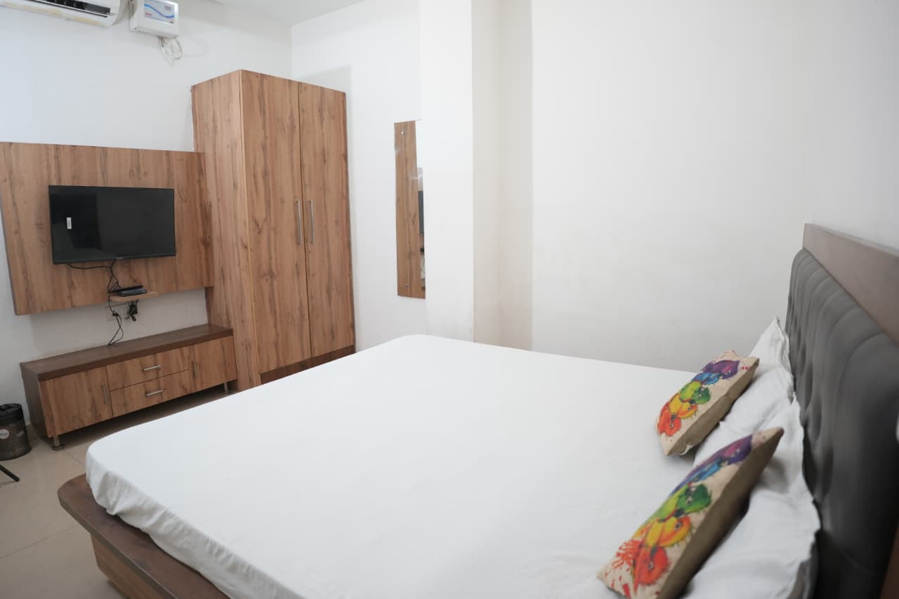Comfortable guest room at Vrindavan Inn Hotel & Banquet, Vrindavan Yojna Lucknow